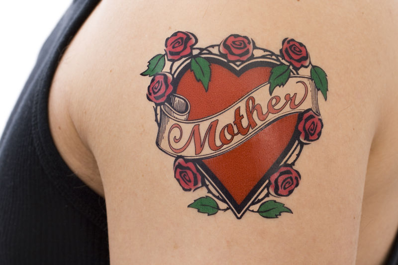 手臂上带有母亲的纹身