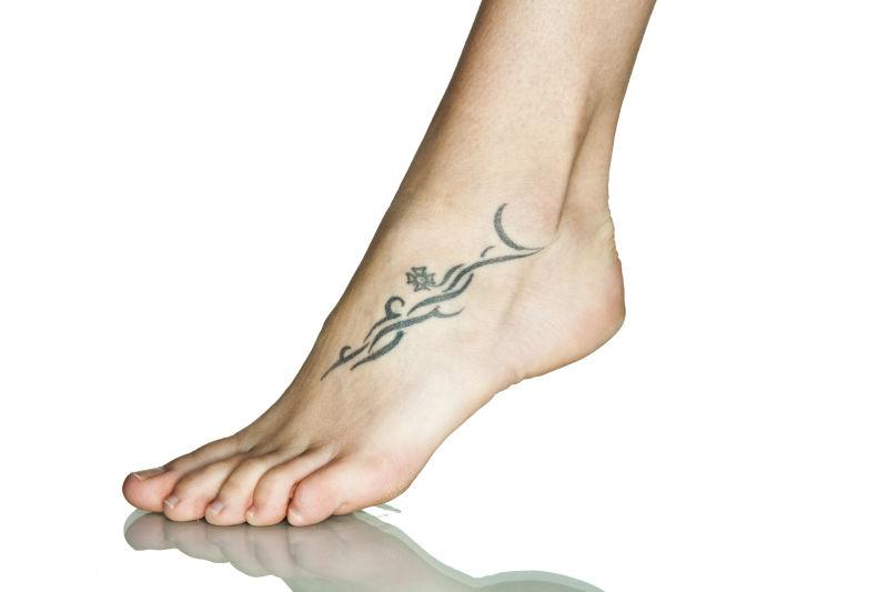 白色背景中女子脚上的纹身