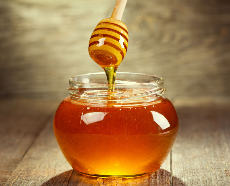 木桌上的一罐蜂蜜