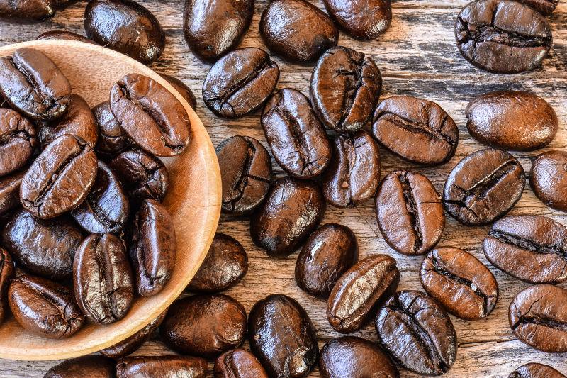 木材背景的咖啡豆