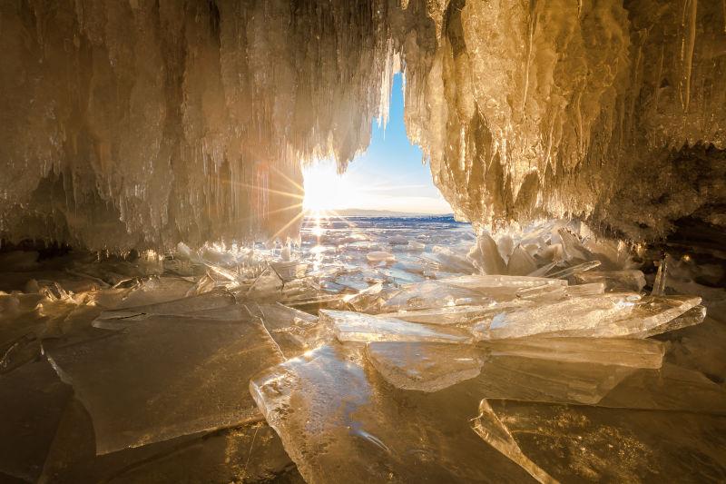 从冰洞里看美丽的冰柱和冰块