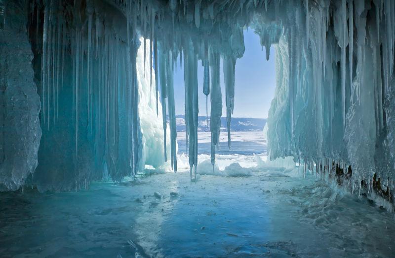 洞穴中美丽的冰柱