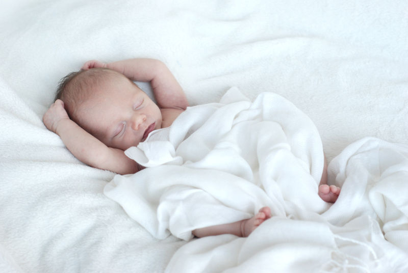 睡在白色毛毯上的婴儿
