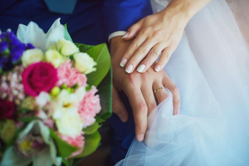 新娘牵着拿着花束的新郎图片素材 幸福的新婚夫妻创意图片素材 Jpg图片格式 Mac天空素材下载