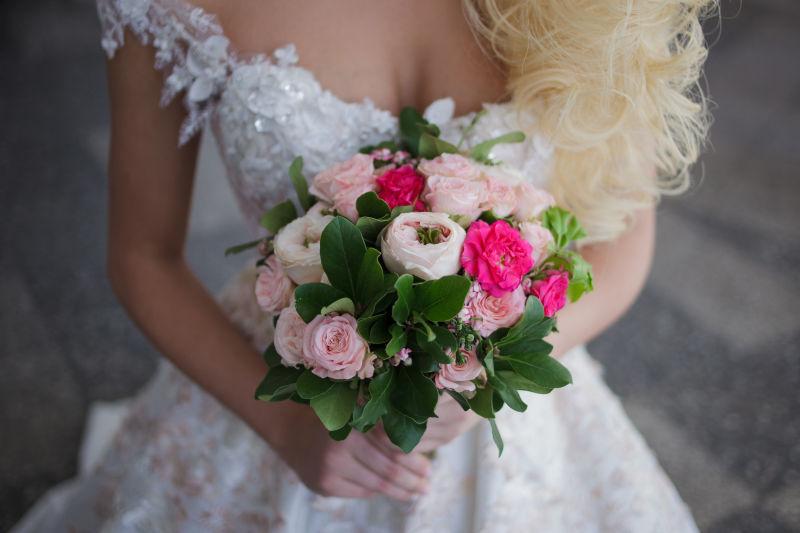 性感的新娘捧着美丽的花束