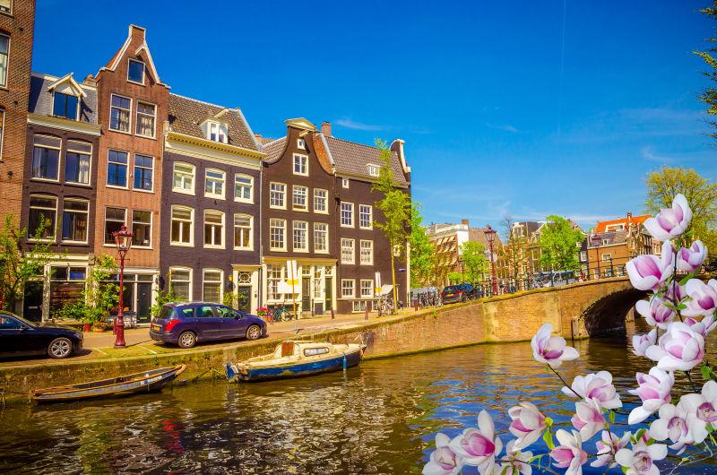 荷兰阿姆斯特丹的传统建筑和小船