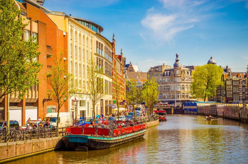 阿姆斯特丹运河里的传统建筑和船