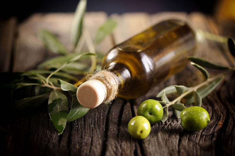 木桌上的橄榄油和青橄榄