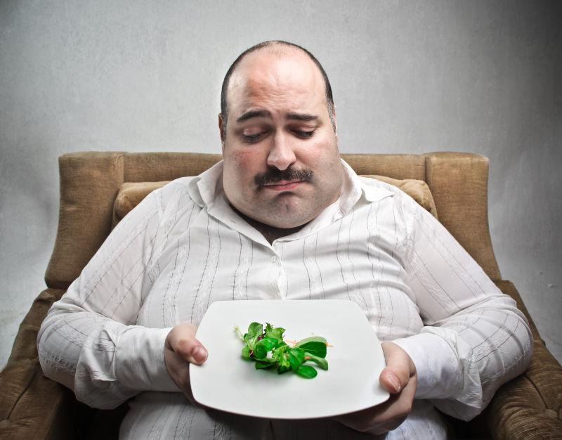 坐着的胖男人的健康饮食搭配