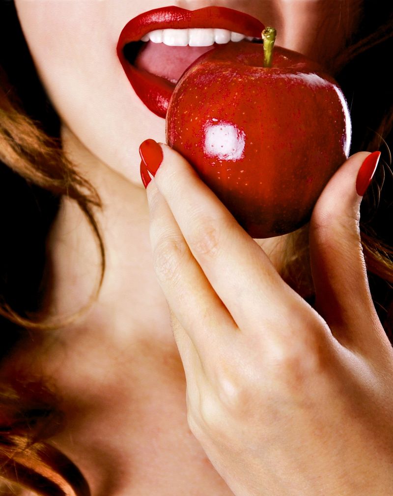 拿着红苹果的美女