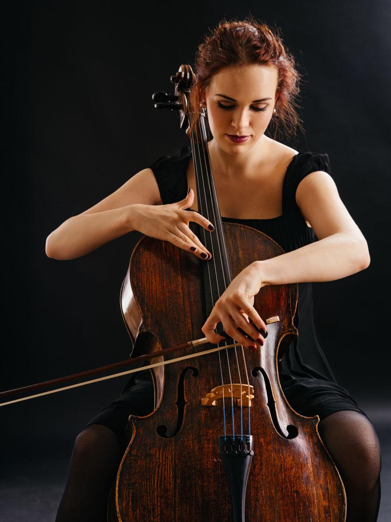 美丽的女提琴演奏大提琴