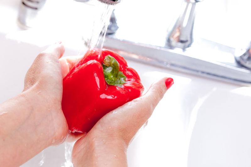 女人洗红柿子椒