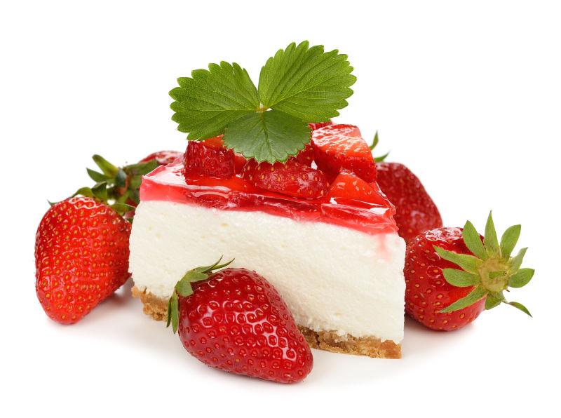 白色背景上草莓芝士蛋糕