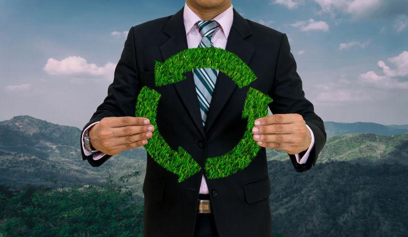 商人举着绿色环保标志