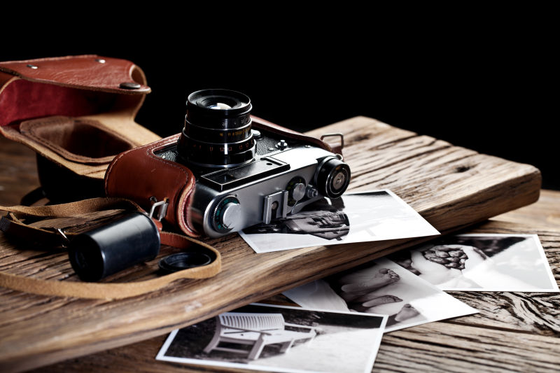 木桌上的相机和相片