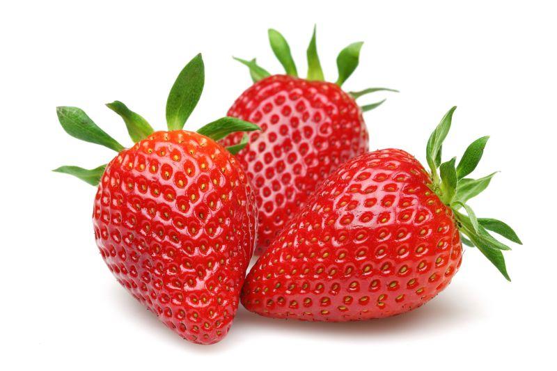 白色背景上的新鲜红色草莓