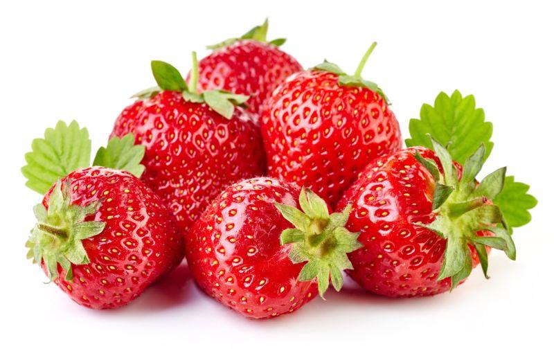 白色背景下的新鲜红草莓