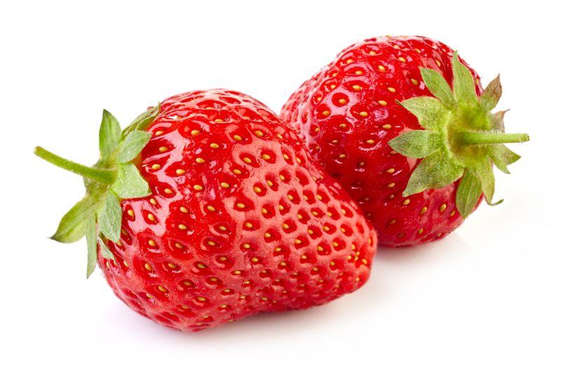 白色背景下新鲜草莓