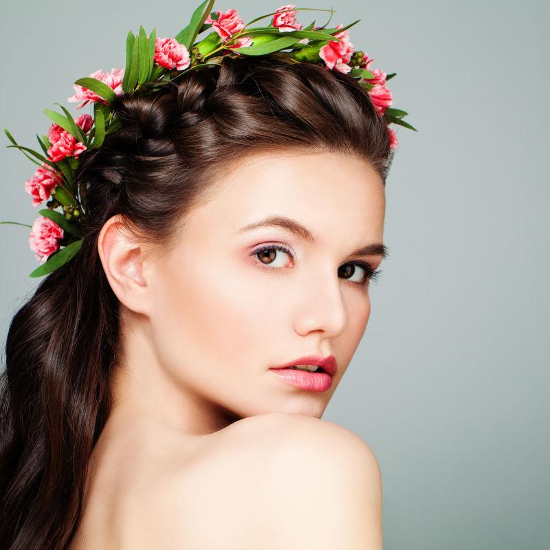 美丽的SPA模型与健康皮肤和Flowers Wreath
