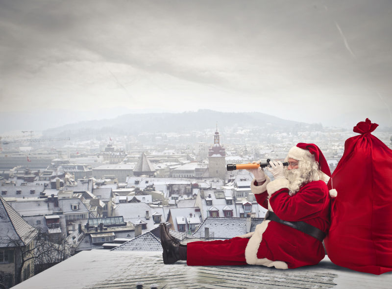 圣诞老人在楼顶眺望