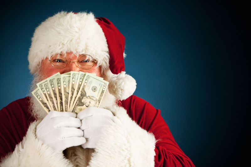 圣诞老人拿着钱微笑