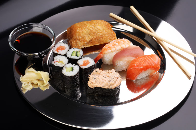 寿司搭配鲑鱼和寿司卷