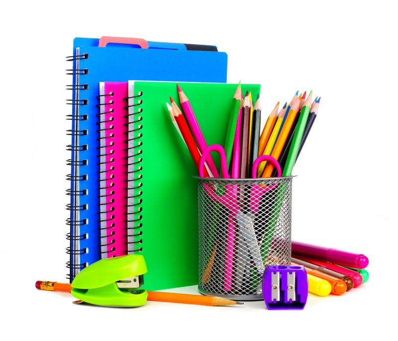 多彩学校笔记本和彩色铅笔