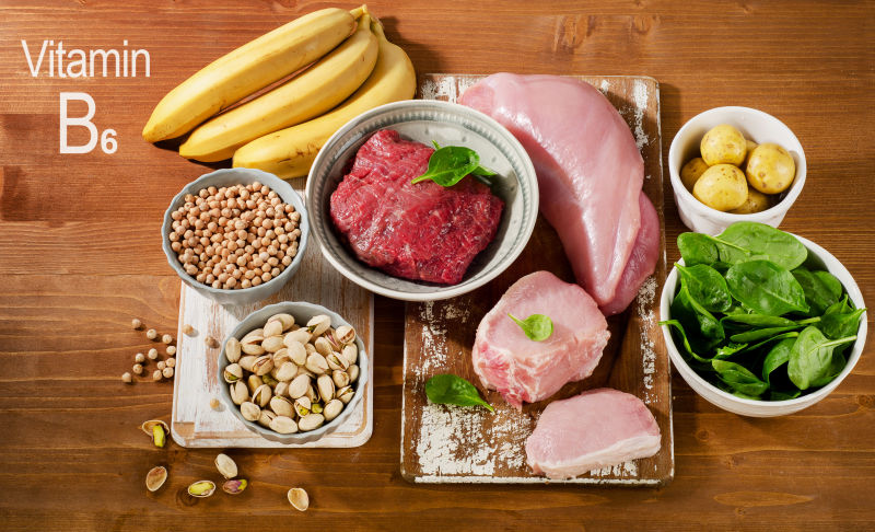 木质餐桌上维生素B6含量的健康食品