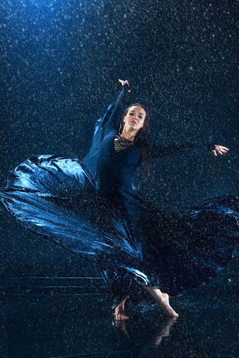 雨中的年轻美丽的现代舞蹈家