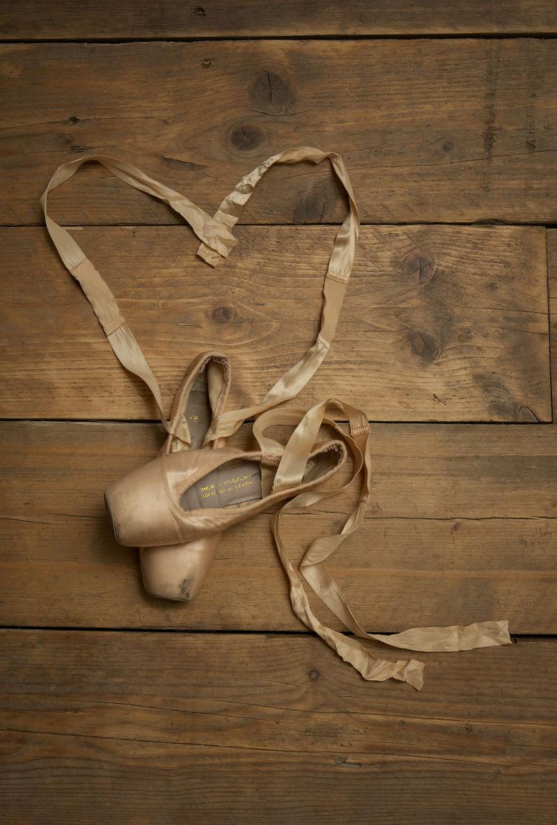 木头上放着的芭蕾舞鞋