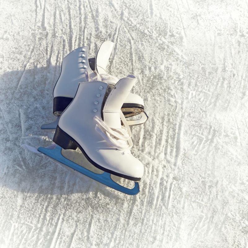 阳光下白色地上的白色女子溜冰鞋
