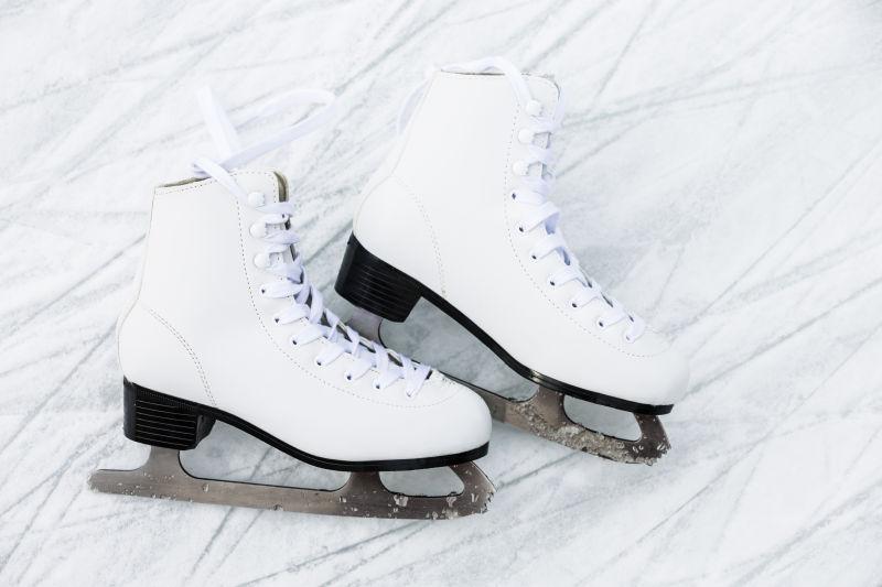 溜冰场背景下的白色溜冰鞋