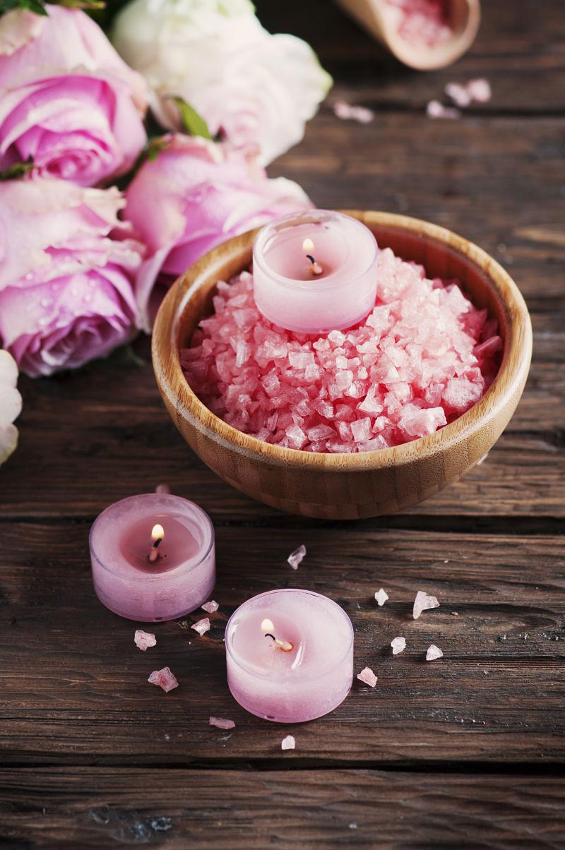 用粉红色盐和蜡烛进行SPA治疗