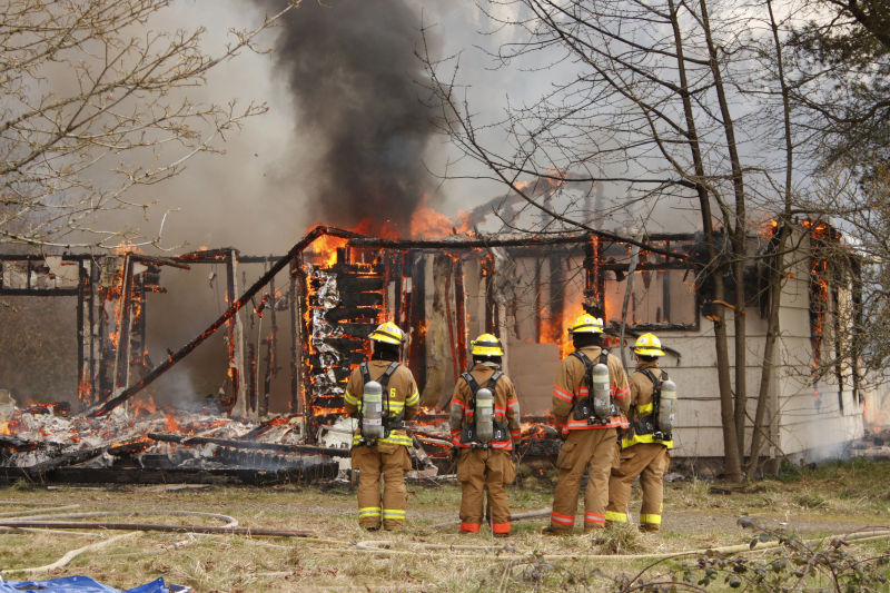 消防队员在着火的房子里