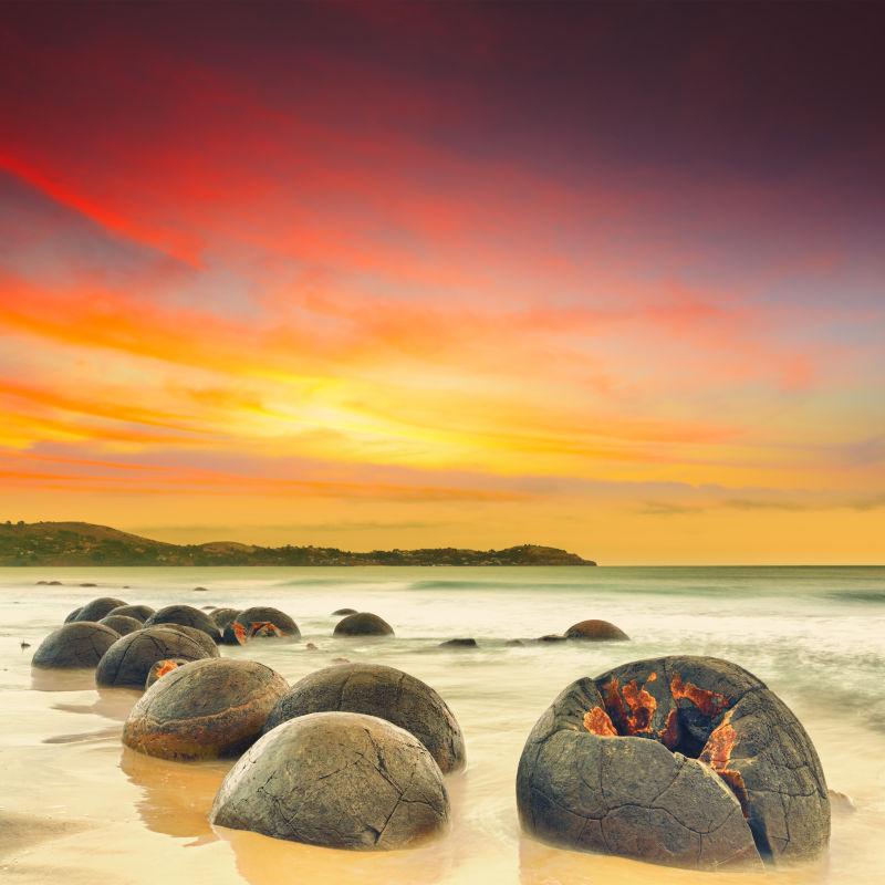 日落时海滩上的大圆石