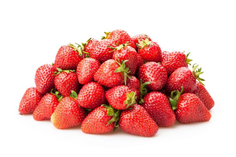 一堆新鲜草莓在白色背景上