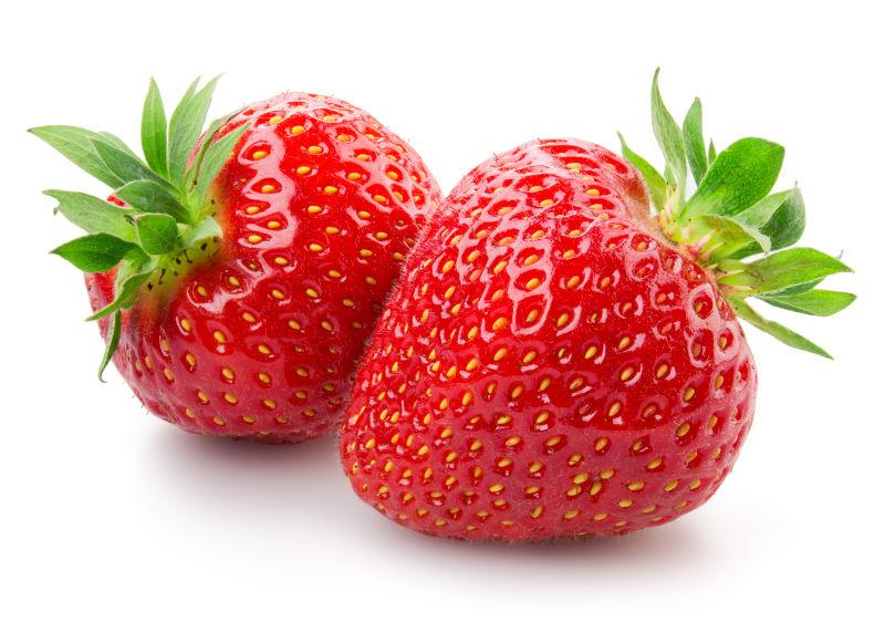 白色背景上的两颗草莓