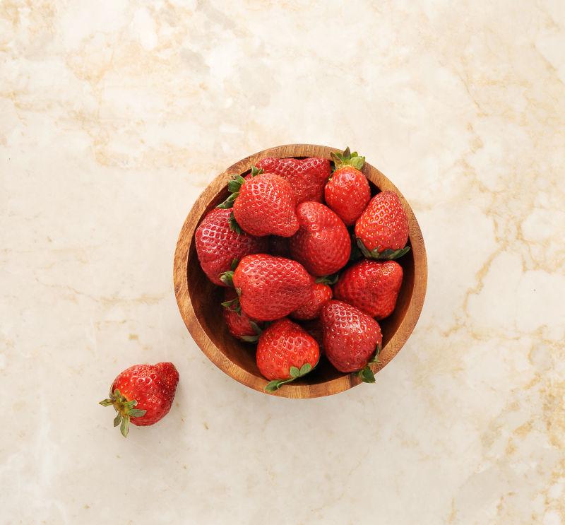 草莓在一个木碗里