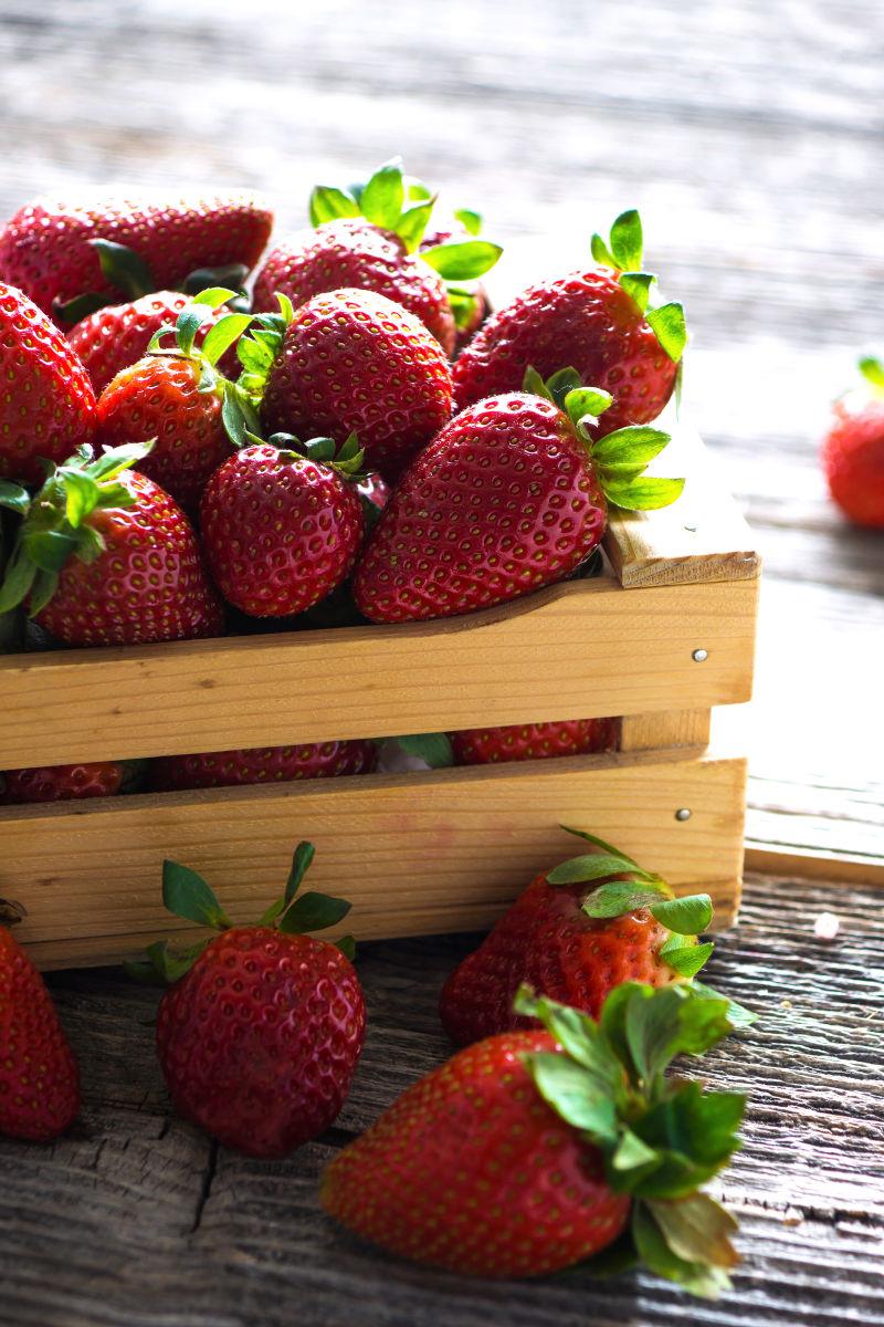 木桌上新鲜草莓
