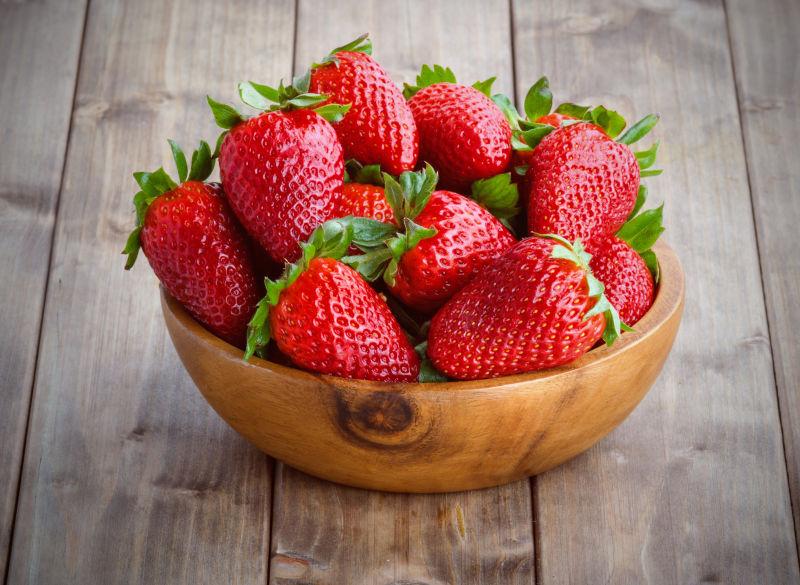 桌上一碗成熟的草莓