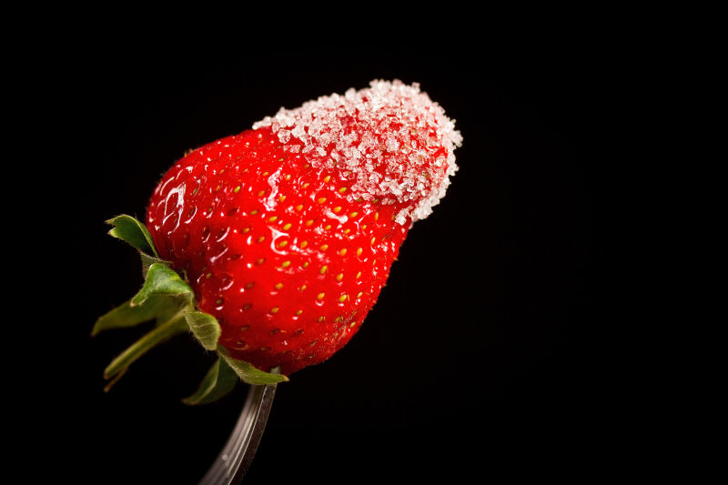 黑色背景上成熟的红色草莓