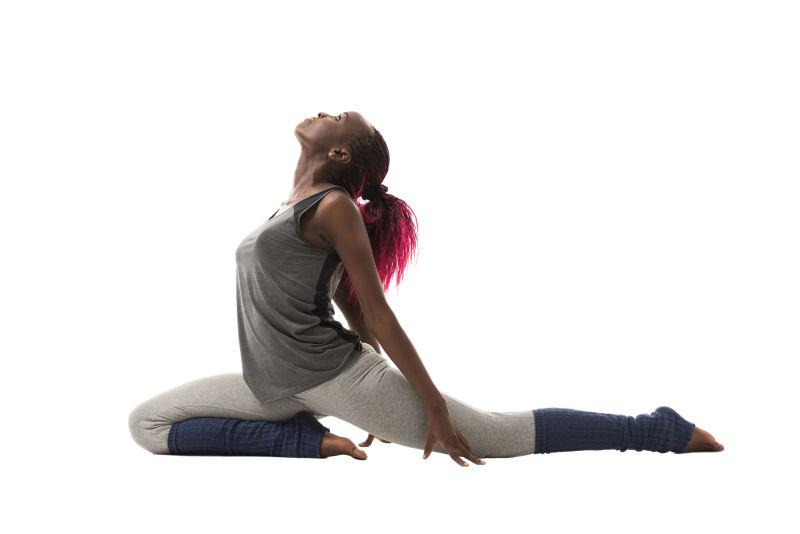 黑人女子在白色背景下做瑜伽练习