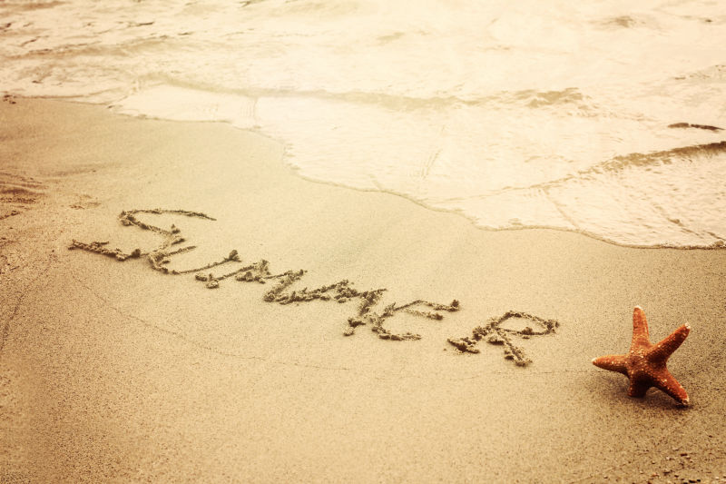 单词夏天写在沙滩上