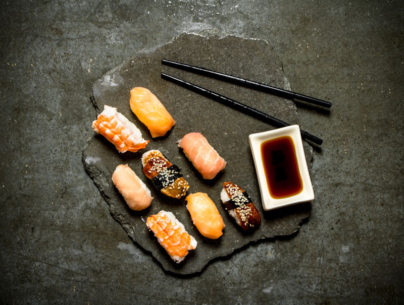 石桌上的美味的海鲜寿司