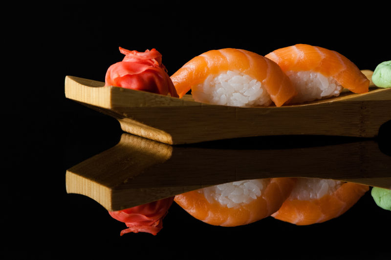 木头盘子里的生鱼片寿司