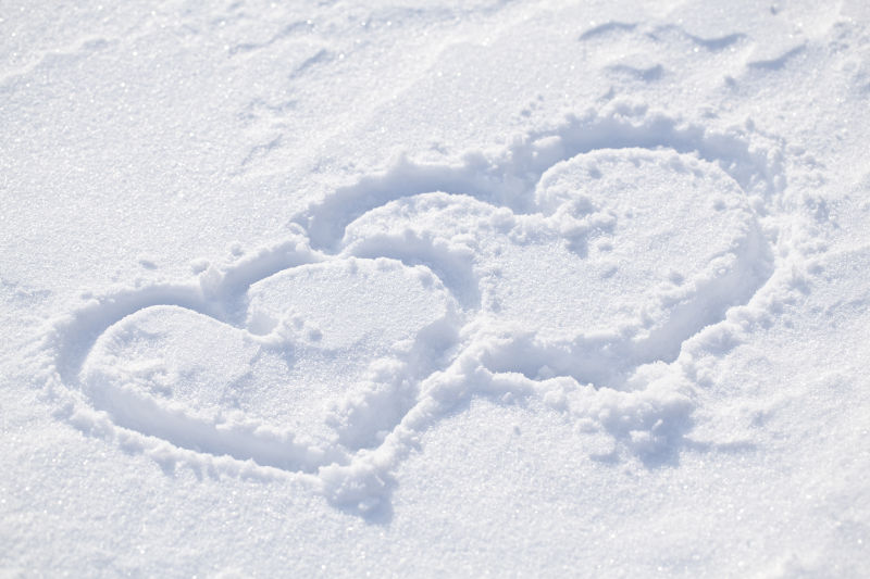 雪地上的心形图案