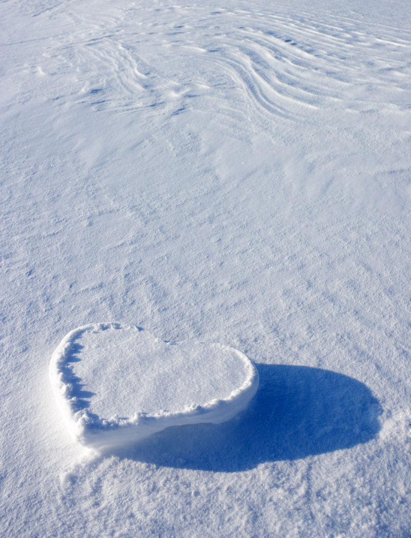 雪地上的白色爱心