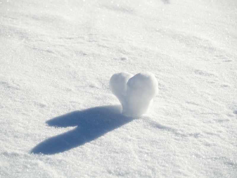 雪地上的心
