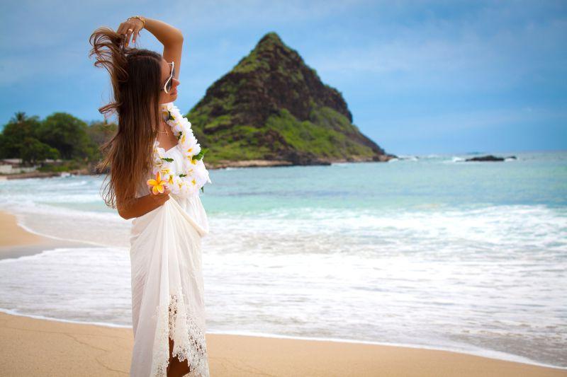 年轻美丽的女性在热带海滩上
