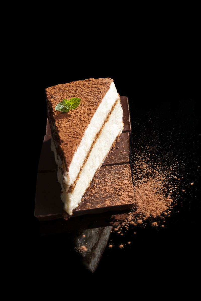 黑色背景前的巧克力提拉米苏蛋糕